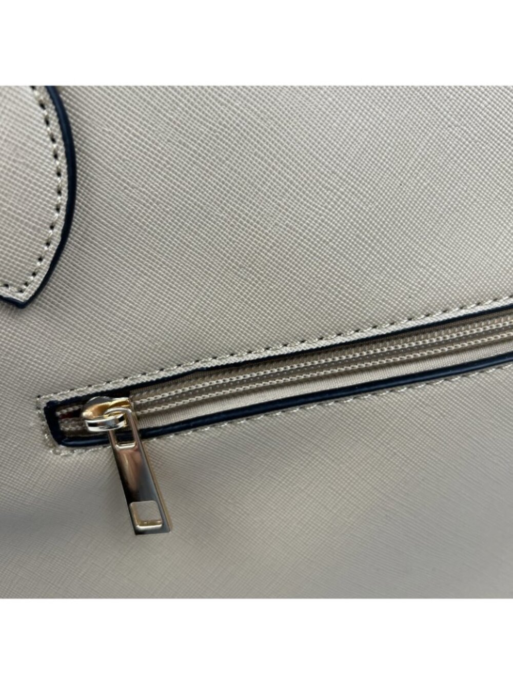 Marilyn Monroe new w/tags faux leather Large tote w/gold detail & red interior - Picture 14 of 15
